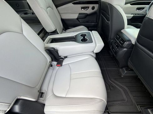 Used 2025 Honda Pilot Touring image 33