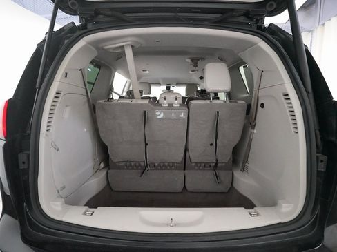 Used 2018 Chrysler Pacifica Touring-L w/ Tire & Wheel Group image 10