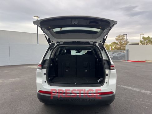 Used 2023 Jeep Grand Cherokee L Laredo image 15