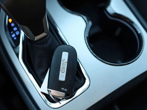 Used 2020 Jeep Grand Cherokee Laredo image 22