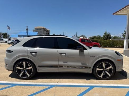 Used 2024 Porsche Cayenne Turbo image 4