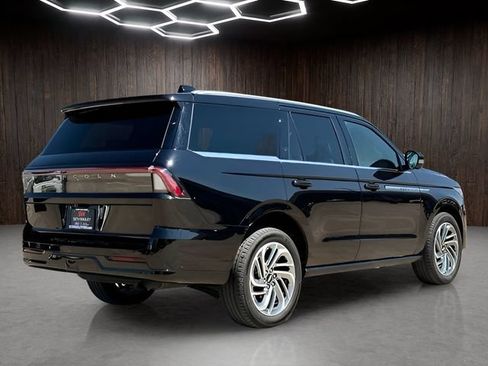 Used 2025 Lincoln Navigator Reserve AWD/4WD image 2