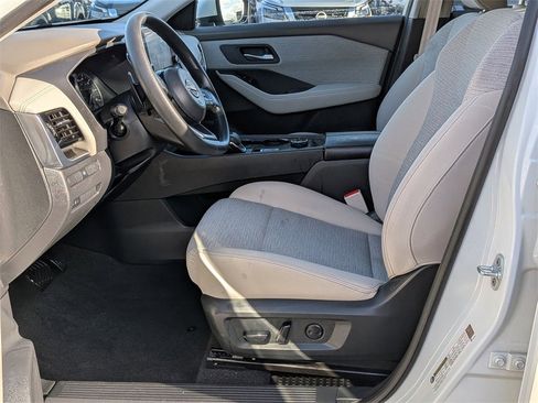 Used 2022 Nissan Rogue SV image 11