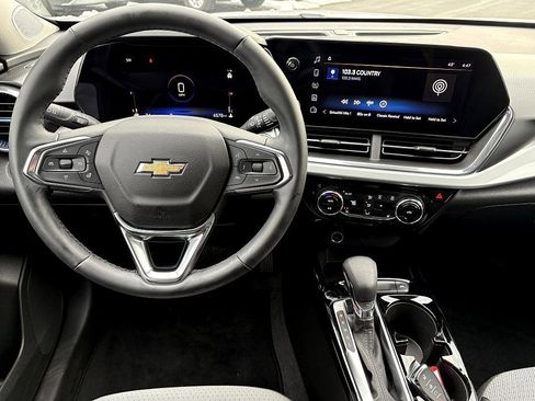 Used 2025 Chevrolet Trax LT w/ Driver Confidence Package image 15