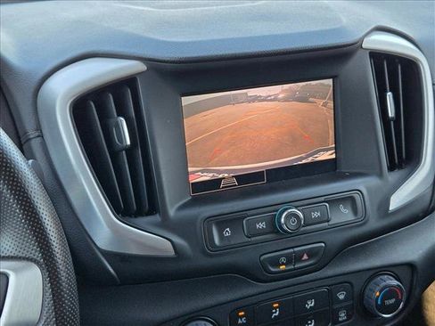 Used 2024 GMC Terrain SLE image 12