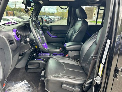 Used 2017 Jeep Wrangler Unlimited Sahara w/ Connectivity Group AWD/4WD image 18