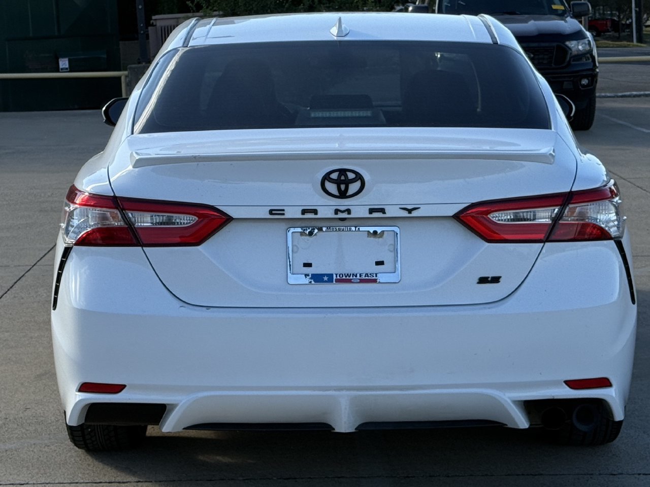 Used 2020 Toyota Camry SE FWD image 6