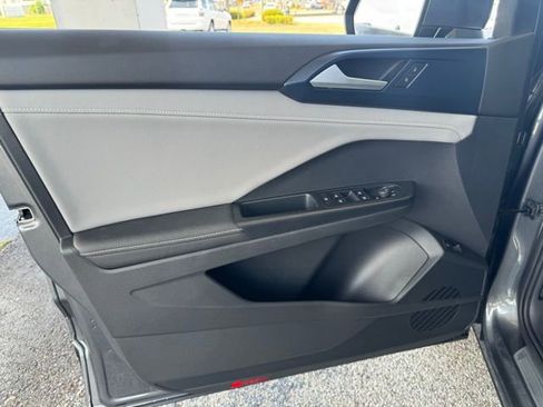 Used 2024 Volkswagen Taos SE FWD image 18