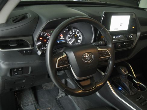 Used 2023 Toyota Highlander XLE image 12