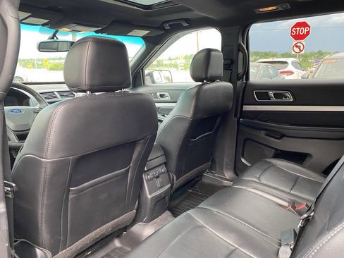 Used 2017 Ford Explorer XLT w/ Equipment Group 202A AWD/4WD image 14