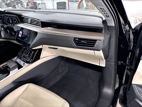 Certified 2024 Audi Q8 e-tron Premium Plus w/ Premium Plus Package AWD/4WD image 17