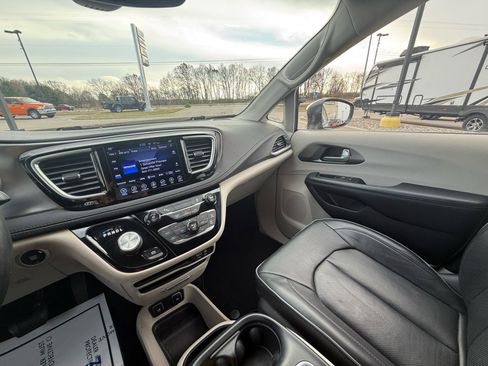 Used 2017 Chrysler Pacifica Limited image 25