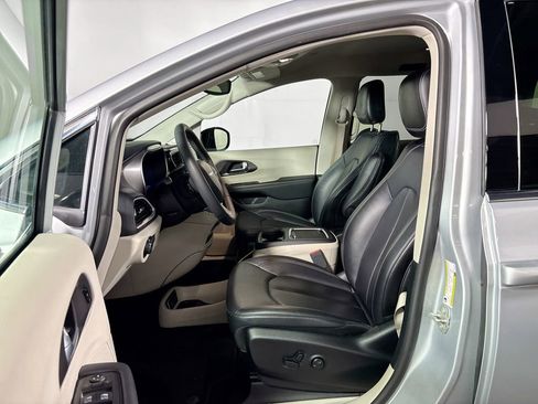 Used 2024 Chrysler Pacifica Touring-L image 11