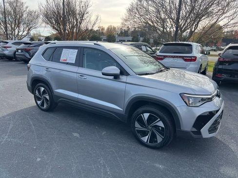 Used 2025 Volkswagen Taos SE image 7