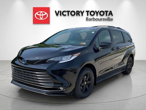 Used 2025 Toyota Sienna XLE Woodland Edition image 1