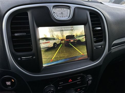 Used 2023 Chrysler 300 Touring L w/ Comfort Group image 17