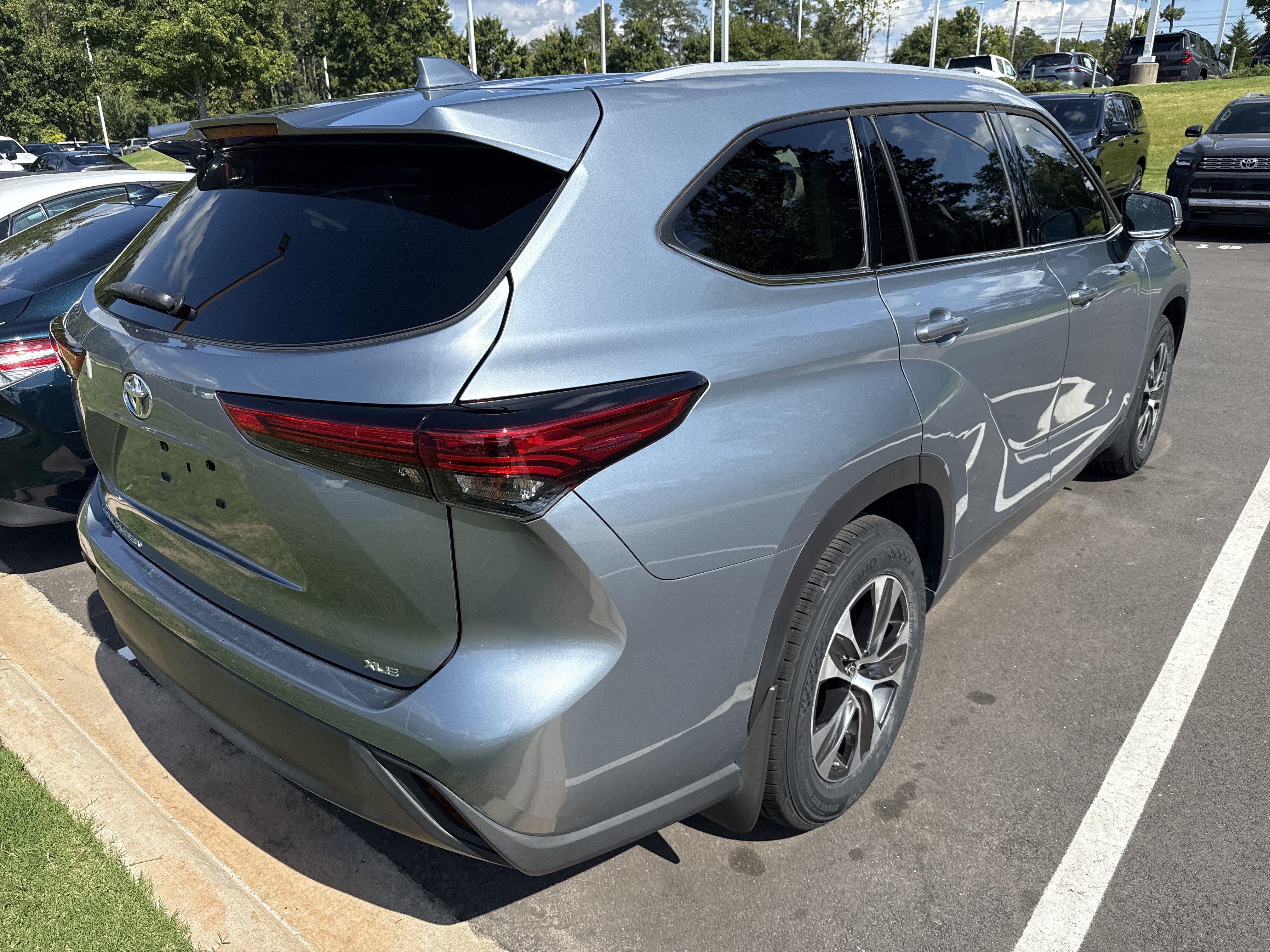 Used 2022 Toyota Highlander XLE FWD image 8