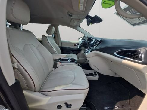Used 2017 Chrysler Pacifica Limited w/ Advanced Safetytec Group FWD image 15