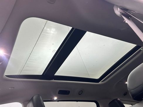 Used 2018 Chrysler Pacifica Limited w/ Tire & Wheel Group image 26