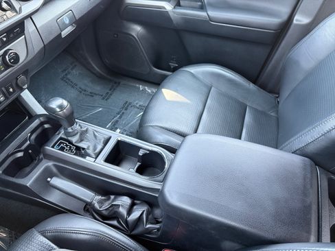Used 2018 Toyota Tacoma TRD Sport AWD/4WD image 27