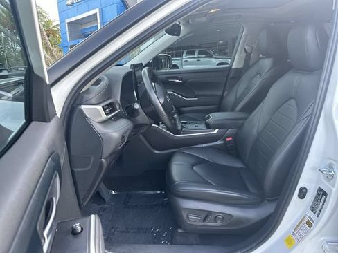 Used 2024 Toyota Highlander XLE FWD image 30