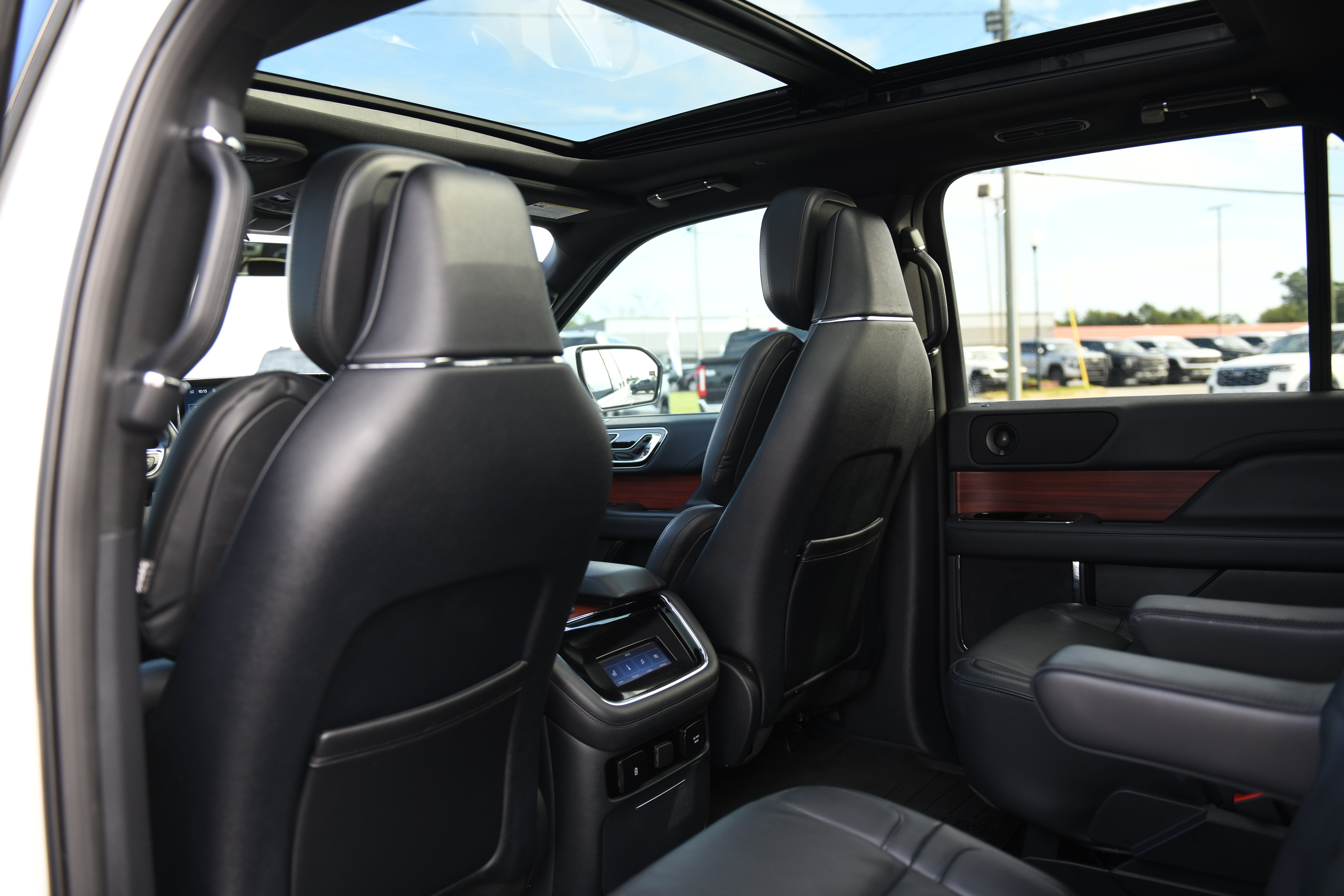 Used 2023 Lincoln Navigator Reserve w/ Monochromatic Package RWD image 18