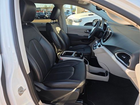Used 2024 Chrysler Pacifica Touring-L image 26