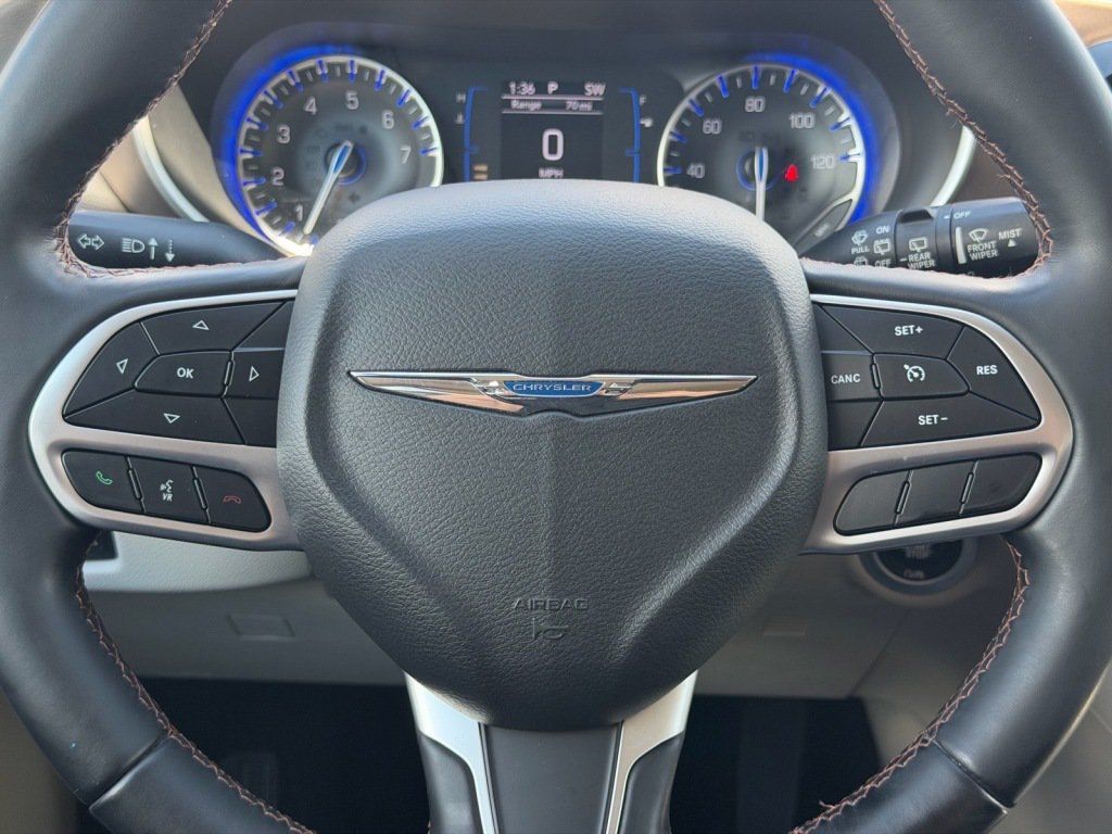 Used 2018 Chrysler Pacifica Touring-L FWD image 13