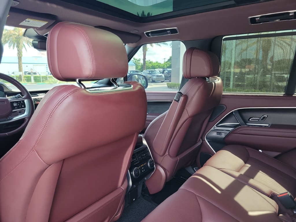 Certified 2025 Land Rover Range Rover SE AWD/4WD image 17