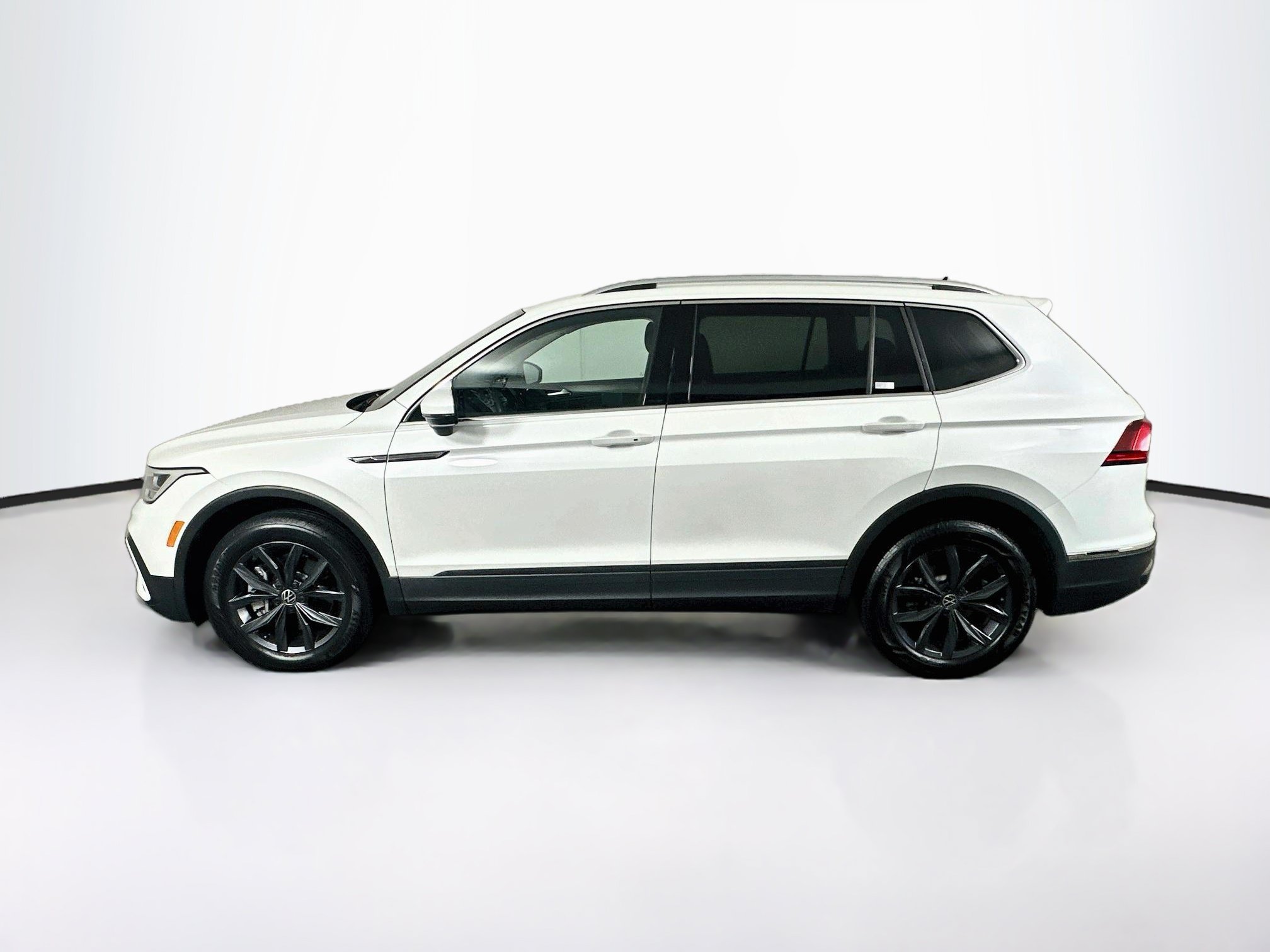 Used 2023 Volkswagen Tiguan SE FWD image 4