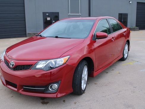 Used 2012 Toyota Camry SE image 3