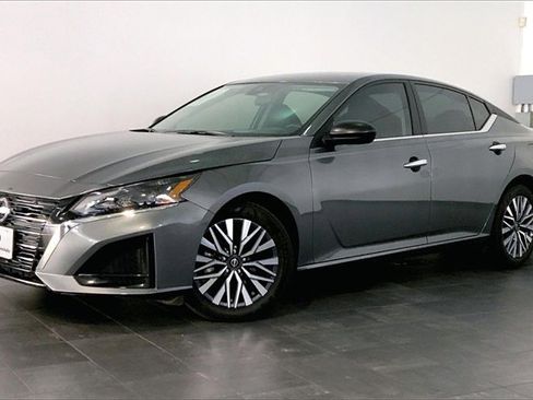 Used 2025 Nissan Altima 2.5 SV image 1