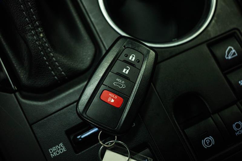 Used 2023 Toyota Highlander XLE AWD/4WD image 24
