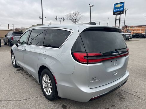 Used 2024 Chrysler Pacifica Touring-L image 9