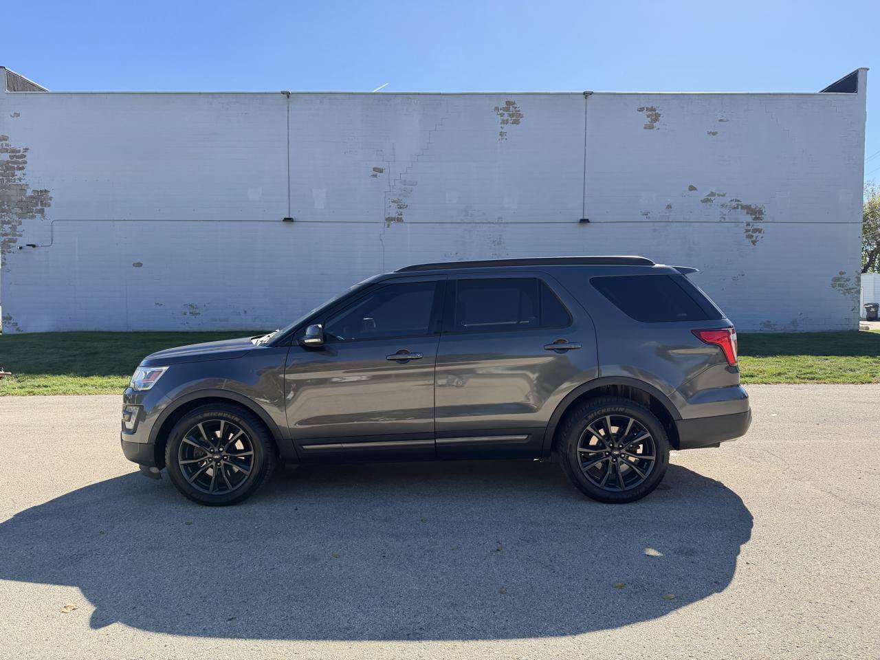 Used 2017 Ford Explorer XLT w/ XLT Technology Feature Bundle AWD/4WD image 4