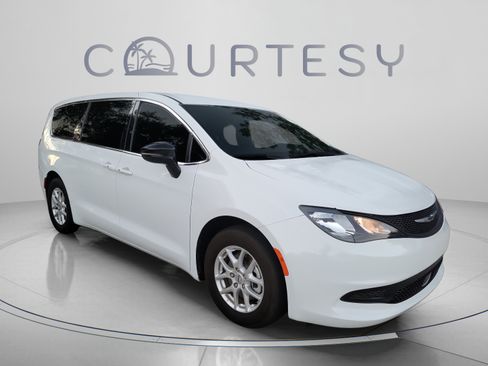 Used 2025 Chrysler Voyager LX FWD image 4