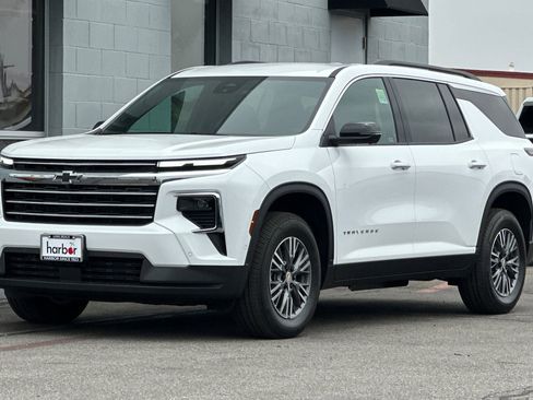 New 2025 Chevrolet Traverse LT w/ Enhanced Driving Package image 8