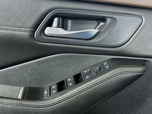 Used 2022 Nissan Rogue SV w/ SV Premium Package image 16