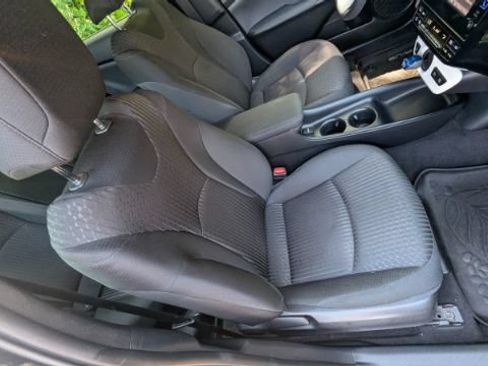 Used 2017 Toyota Prius Two w/ Prius Two Safety Plus Package FWD image 18