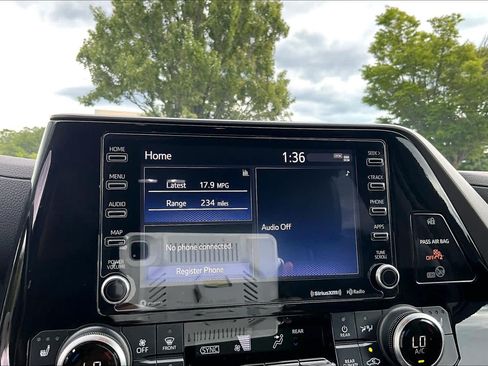 Used 2021 Toyota Highlander XLE AWD/4WD image 34