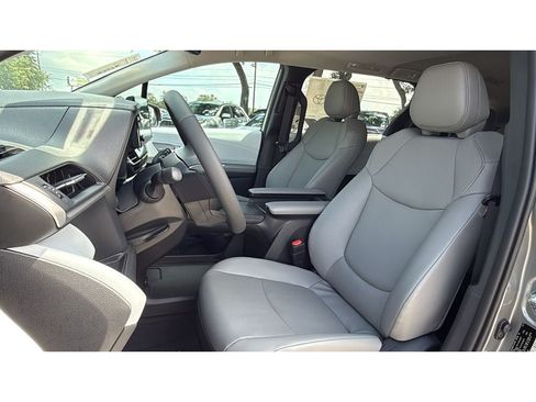New 2026 Toyota Sienna XLE FWD image 18