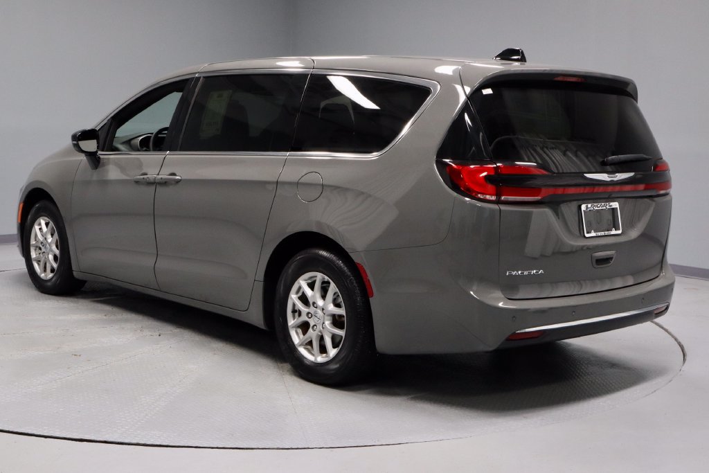 Used 2025 Chrysler Pacifica Select FWD image 10