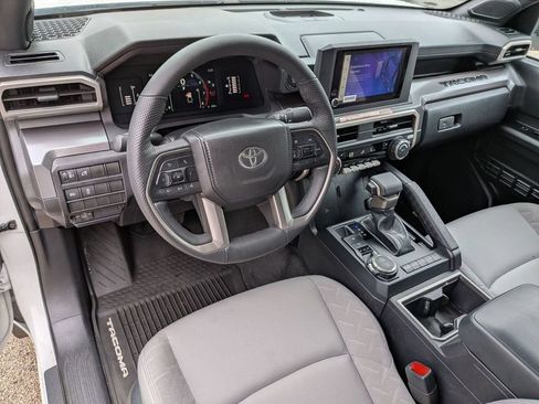 Used 2025 Toyota Tacoma SR5 AWD/4WD image 10