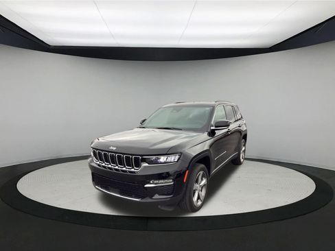 Used 2024 Jeep Grand Cherokee Limited w/ Luxury Tech Group II image 4