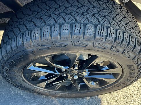 Used 2025 Jeep Gladiator Sport image 3