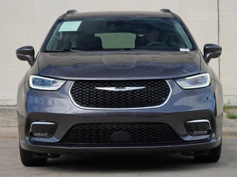 Used 2022 Chrysler Pacifica Touring-L FWD image 6
