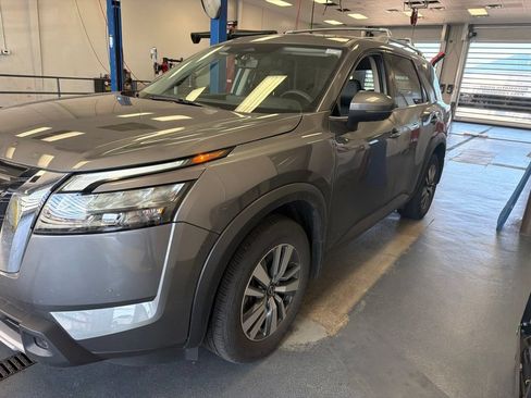 Used 2025 Nissan Pathfinder SL AWD/4WD image 4