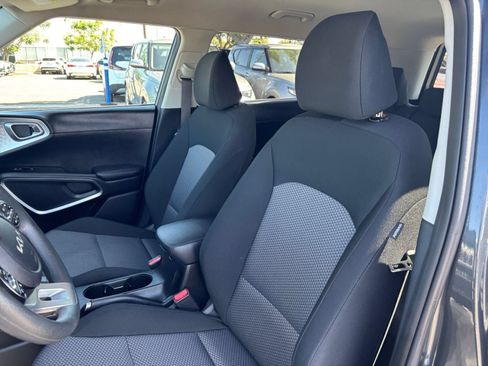 Used 2025 Kia Soul LX w/ LX Technology Package FWD image 27