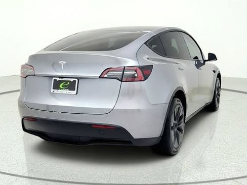 Used 2025 Tesla Model Y Long Range RWD image 8