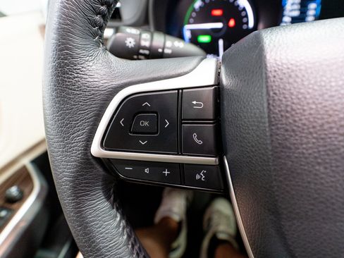 Used 2023 Toyota Sienna XLE FWD image 25
